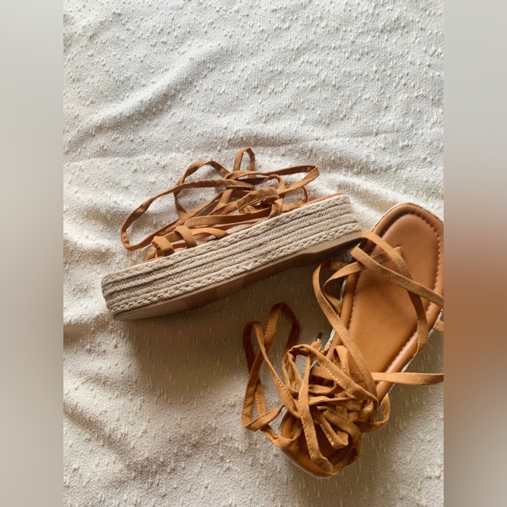 Universal thread sandals